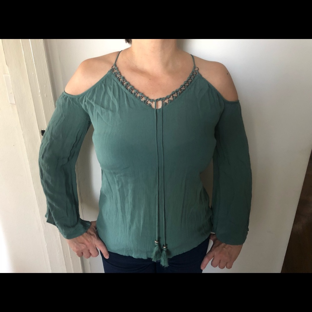 Green longsleeves shoulders out XS Jessica Simpson